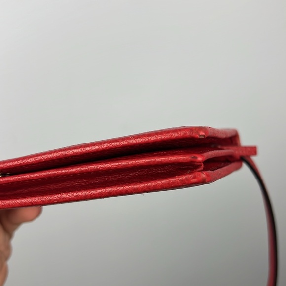 Gucci solid red dollar pebbled leather swing wallet w/ adjustable shoulder strap - Picture 11 of 17